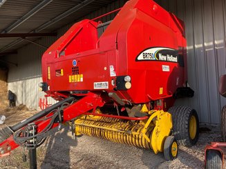 Presse à balles rondes New Holland BR750 - 1