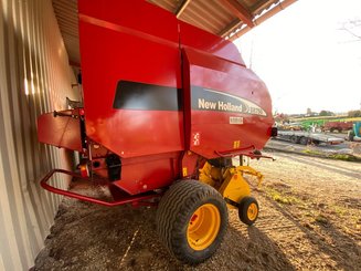 Presse à balles rondes New Holland BR750 - 2